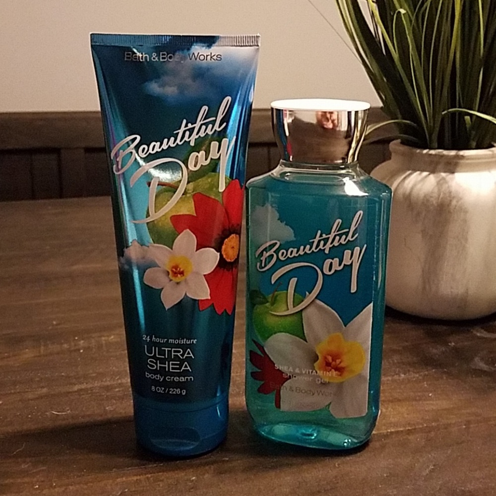 Bath and Body Works body wash and lotion set